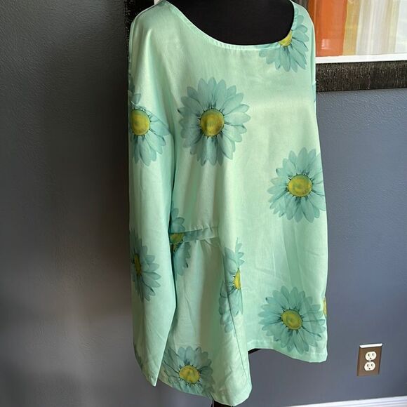 Misslook mint daisy print crewneck tunic. Large. - Picture 1 of 4